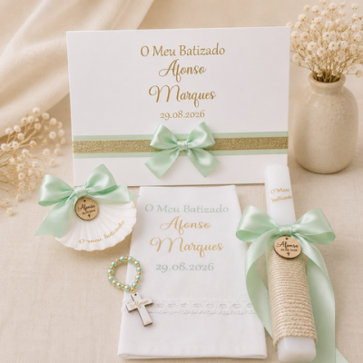 Conjunto batizado Afonso Marques com convite, vela, toalha bordada e terço decorado com fita verde em tecido bege.