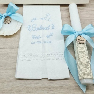 Conjunto de vela, concha e toalha decorativa branca com laços azuis e bordados