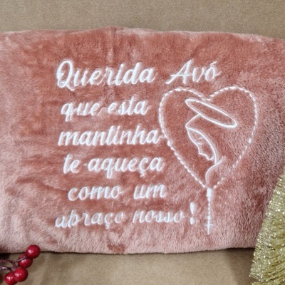 Manta felpuda cor salmão com bordado branco e texto em português para avó, com desenho em forma de coração e terço.