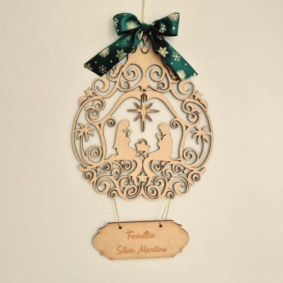 Enfeite de presépio em madeira com laço verde e placa com texto