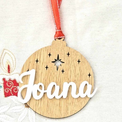 Ornamento de Natal de madeira com nome Joana e fita vermelha