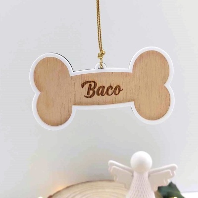 Ornamento em forma de osso de madeira com a palavra Baco pendurado