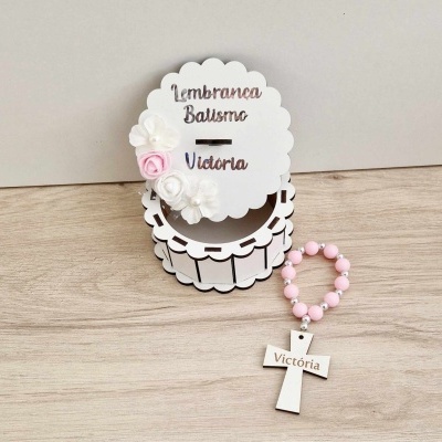 Conjunto lembrança batismo com caixa de madeira branca decorada, flores de tecido e terço com cruz e contas rosas