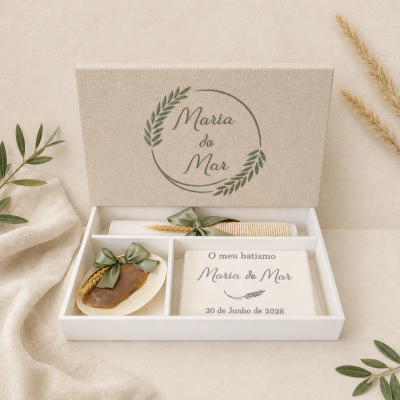 Conjunto de batismo personalizado com vela, sabonete e toalha em caixa branca com tampa bege e decoração verde