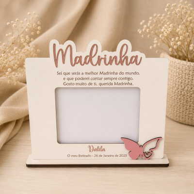 Moldura de foto em madeira clara com texto dedicado a madrinha e detalhe de borboleta rosa