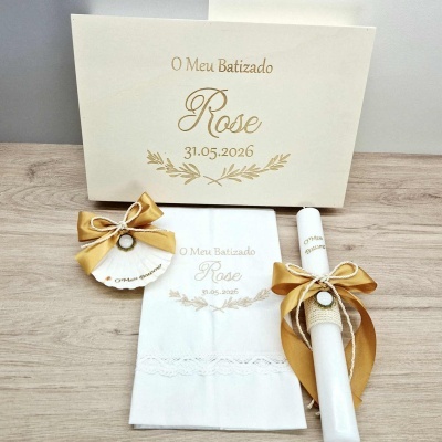 Conjunto de batizado com vela, toalha bordada, concha decorada e caixa com texto