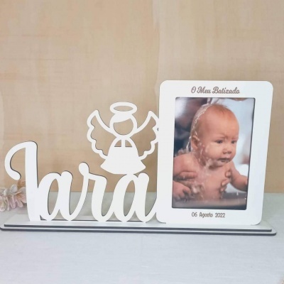 Moldura de fotografia branca com nome Iara e figura de anjo