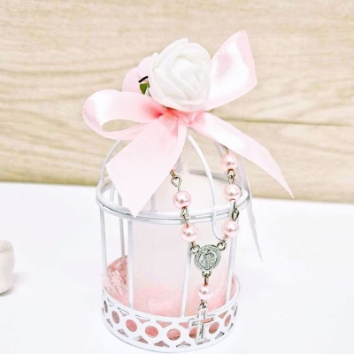 Gaiola branca decorada com laço cor-de-rosa, rosa branca e terço cor-de-rosa