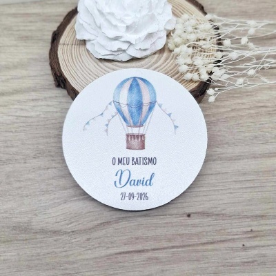 Etiqueta redonda branca para batismo com balão azul e texto personalizado
