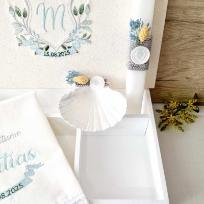 Conjunto de batismo branco com vela decorada, concha e toalha bordada azul