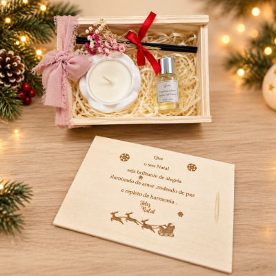 Conjunto de vela aromática e difusor em caixa de madeira com decoração natalícia