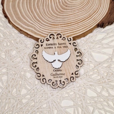 Placa de madeira com pomba branca e texto gravado sobre superfície branca entrelaçada