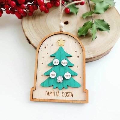 Enfeite natalício de madeira com árvore, nomes e texto Família Costa