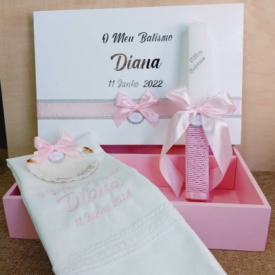 Conjunto para batismo com vela, toalha bordada e caixa decorada em rosa e branco.