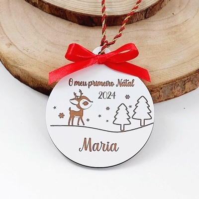Ornamento natalício redondo branco com rena, árvores e texto personalizado com nome Maria e ano 2024