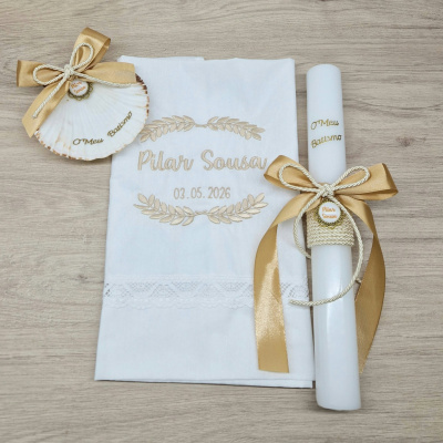Conjunto de baptismo com vela, concha e toalha branca com bordados dourados