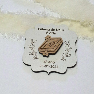Etiqueta decorativa com desenho de Bíblia em madeira e texto em português