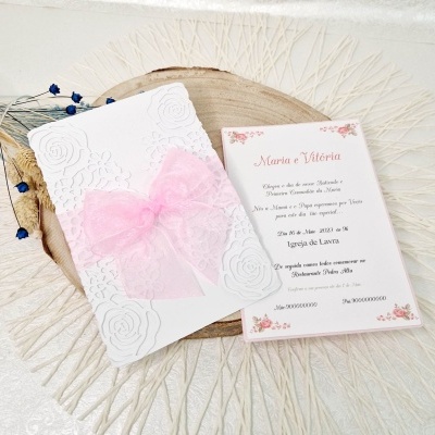 Convite de casamento branco com laço rosa e cartão com texto em rosa