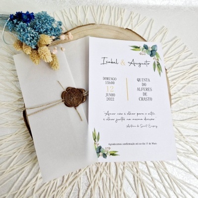 Convite de casamento decorado com flores e selo de cera
