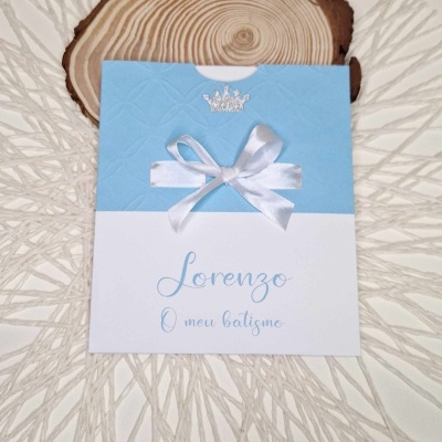 Convite para batizado azul e branco com laço e coroa, texto 'Lorenzo O meu batismo'