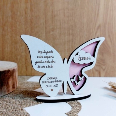 Figura decorativa em madeira em forma de borboleta com texto de lembrança de primeira comunhão