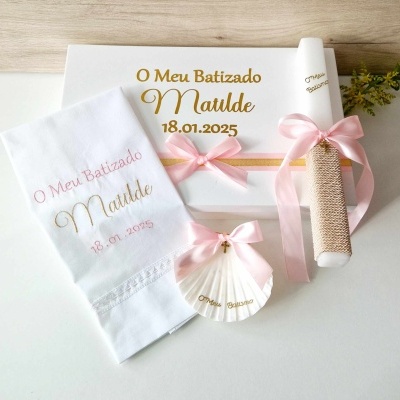 Conjunto para batizado com toalha, vela, concha e caixa branca decorada com texto e fita rosa