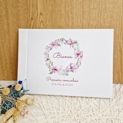 Caderno branco com estampado floral e texto para primeira comunhão