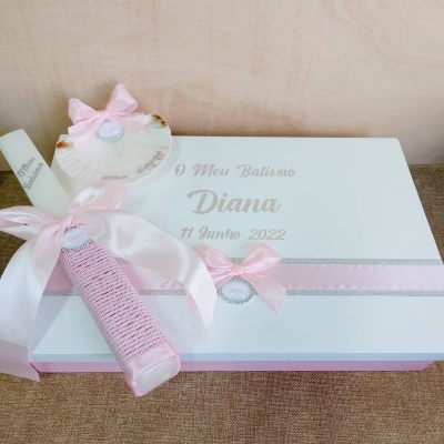 Caixa de batismo decorada com vela rosa, concha branca com laço e texto personalizado