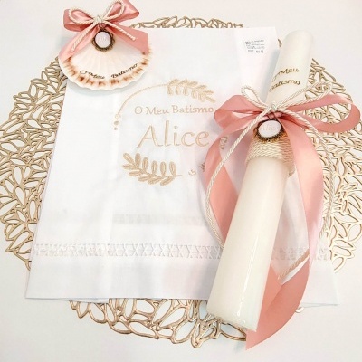 Conjunto de batismo com vela, toalha bordada e concha decorativa