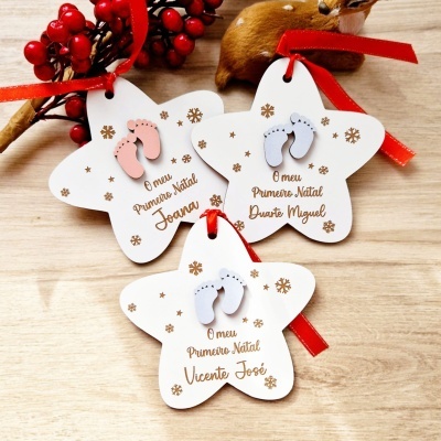 Decorações de Natal personalizadas em forma de estrela com pés de bebé em relevo e texto em castanho