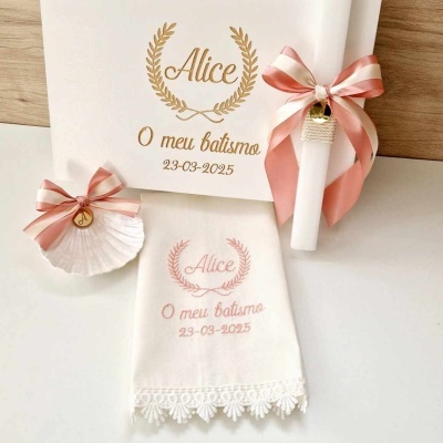 Conjunto para batismo com vela, concha, toalha e saco branco com decorações rosa e dourado