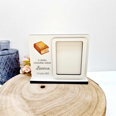 Moldura branca para fotografia com motivo de Bíblia e texto de primeira comunhão