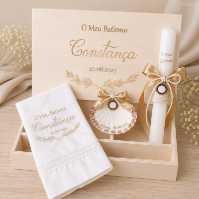 Conjunto de batismo com caixa de madeira gravada, vela branca, concha decorativa e toalha branca bordada