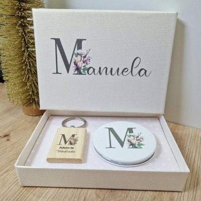 Caixa branca com tampa personalizada Manuela, porta-chaves de madeira e espelho redondo