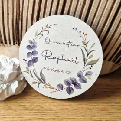 Prato decorativo branco com texto de batismo e ilustrações florais