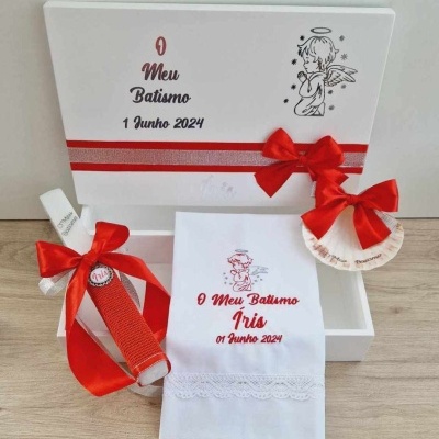 Conjunto para batismo com caixa branca, laços vermelhos, toalha branca bordada e vela com fita vermelha