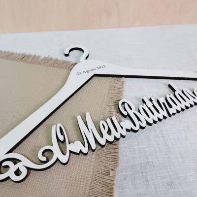 Cabide branco com texto 