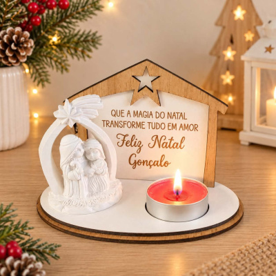 Decoração natalícia em madeira com vela vermelha e texto Feliz Natal Gonçalo