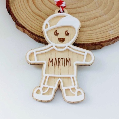 Pendurar em forma de boneco de madeira com detalhes brancos e palavra MARTIM no peito