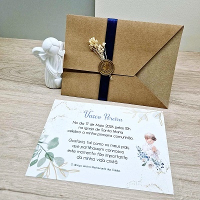 Convite de primeira comunhão com envelope castanho, fita azul e selo dourado