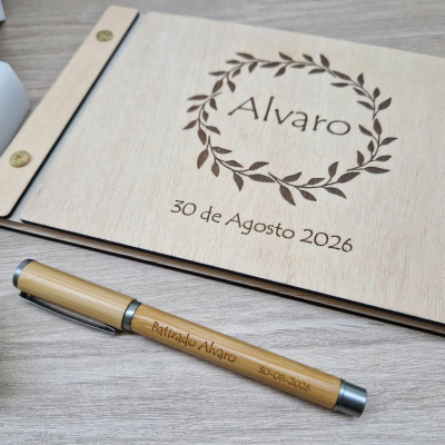 Caderno e caneta personalizados em madeira clara com gravações a laser