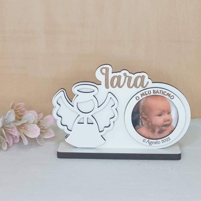 Porta-foto em madeira com anjo e nome Tara, foto de bebé e texto de batismo.