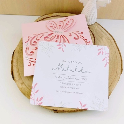 Convite de batizado rosa e branco com envelope rosa e recortes decorativos