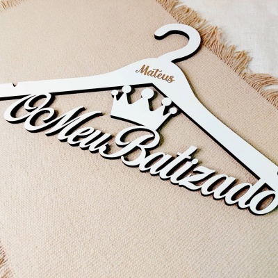 Cabide branco personalizado com texto e nome em tecido bege.