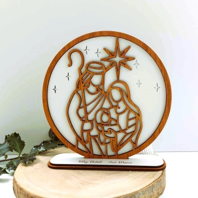 Presépio decorativo em madeira e acrílico branco com figuras da Sagrada Família e estrela