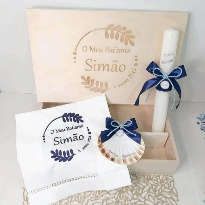 Conjunto de batismo com caixa de madeira, vela, concha e toalha bordada