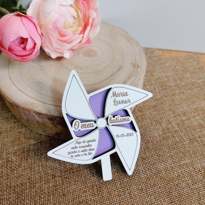 Cartão em forma de catavento branco e lilás com texto em português e flores ao lado