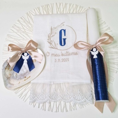Conjunto para batismo com toalha branca bordada, vela e concha com fitas e laços