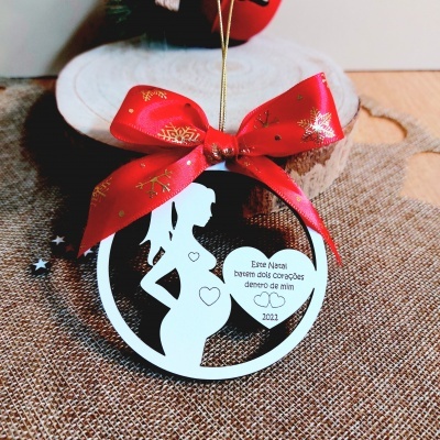 pendente de Natal branco com silhueta de grávida, laço vermelho e texto em português