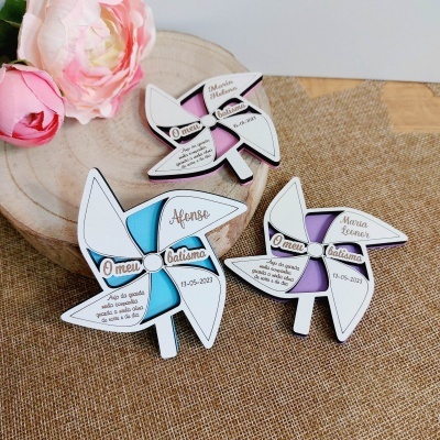 Lembranças de batismo em forma de cata-ventos em madeira coloridos com nomes e datas